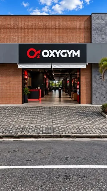 Fachada da nova OxyGym, com o letreiro na entrada e a área de treino ao fundo